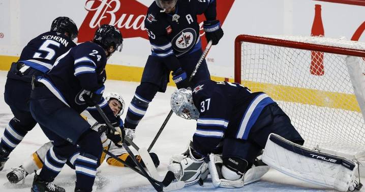 Scheifele helps Jets soar past Predators 4