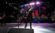 El Tri celebra 40 años del álbum simplemente de manera sinfónica entre rock and roll, humor y abucheos
