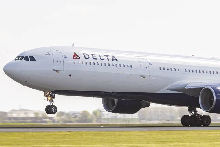 Plane Turns Around Over Smell of Passenger's Spoiled Food