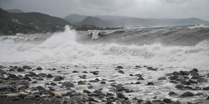 Las primeras imágenes de Jamaica a horas del impacto del huracán Melissa: crecen las olas y hay alerta máxima