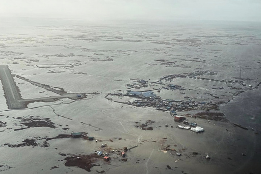 Cientos son evacuados por aire en Alaska tras tormenta que arrasó dos pueblos costeros