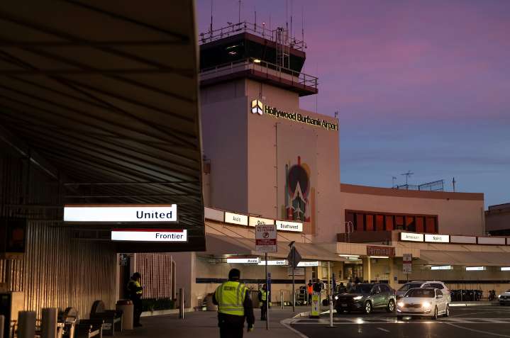 Air traffic control tower at major U.S. airport goes unmanned for hours