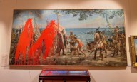 Dos activistas lanzan pintura roja contra un cuadro de Colón en el Museo Naval de Madrid