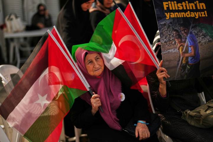 Israeli navy intercepts boats attempting to break Gaza blockade and arrests activists