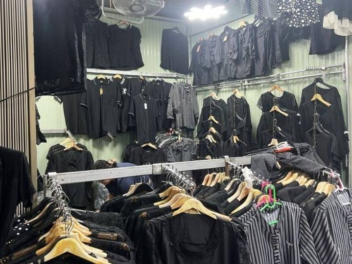 Thais mourning Queen Mother death spark run on black clothes