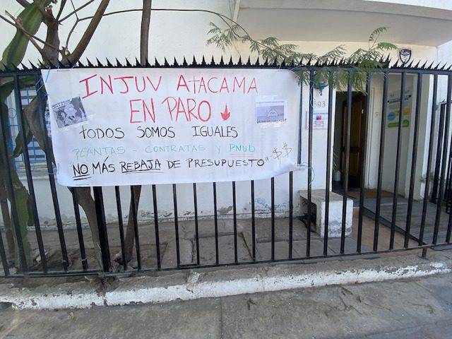 Funcionarios de INJUV se movilizan de manera indefinida en defensa de las juventudes y en rechazo al recorte presupuestario 2026