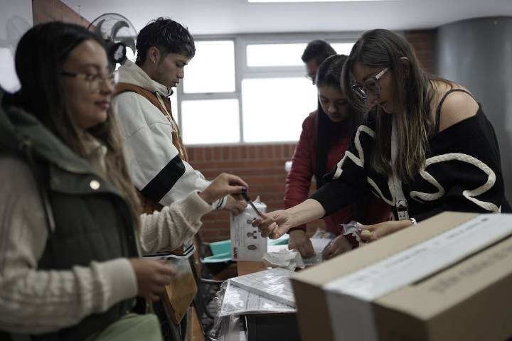 Entre la negación y el miedo: la derecha colombiana se divide en dos narrativas sobre el éxito de la consulta del petrismo