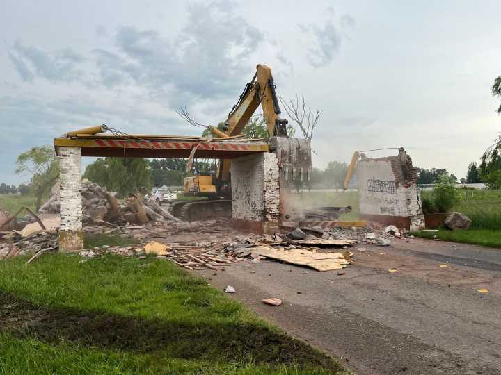 Video: Demolieron el limitador de altura del Camino de los Peregrinos, escenario de múltiples tragedias