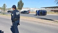 Auto choca contra tráiler y queda volcado en la Villa Juárez; una mujer embarazada resultó lesionada