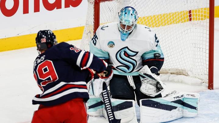 Joey Daccord makes 32 saves in the Kraken's 3