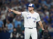 Yesavage consiguió tres dobles matanzas ante Seattle