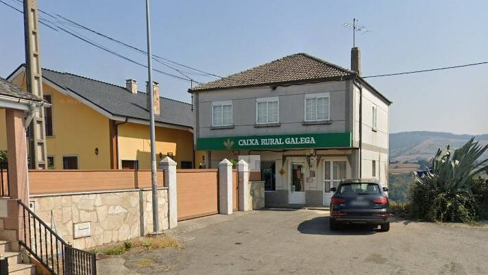 Un home armado atraca unha oficina bancaria en Cervantes e leva un botín que podería chegar aos 90.000 euros