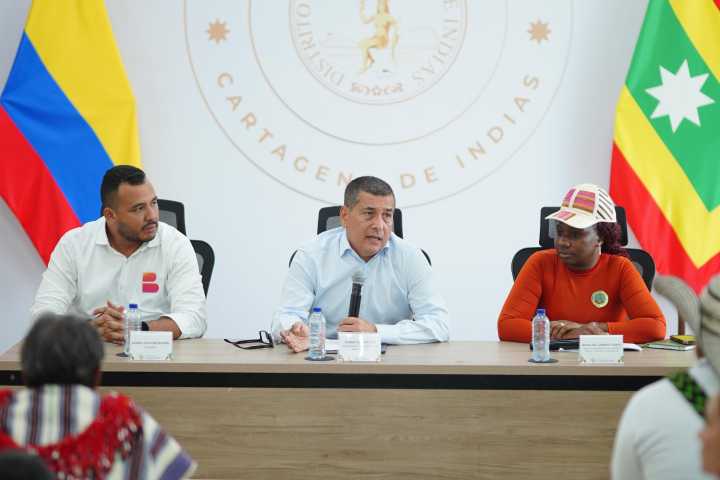 Alcalde Dumek Turbay y concejal Javier Julio Bejarano dialogan con cabildos indígenas de Cartagena