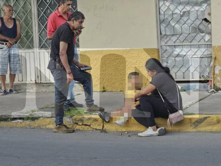 NIÑO SE SOLTÓ DE LA MANO DE SU MAMÁ Y FUE ATROPELLADO