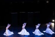 Acto Blanco. El romanticismo y la danza contemporánea se encuentran en los cuerpos de cuatro chicas superpoderosas