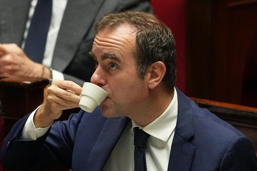 Primer ministro de Francia, Sébastien Lecornu, supera moción de censura en el Parlamento