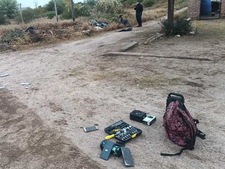 Detuvieron a un joven tras robar celulares y parlantes en un comercio del barrio Nueva Rioja