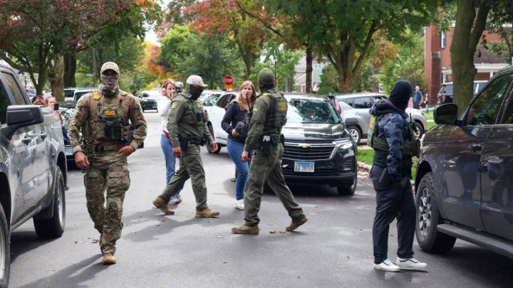 When masked agents descended on a Chicago suburb, residents disrupted the operation with hollering and blaring car horns