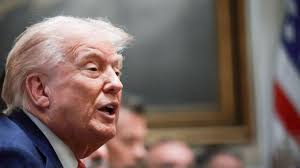 Trump eleva la guerra comercial: 100 % de aranceles a productos de China