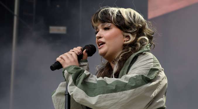 ¡Impacto en el mundo de la música! Lola Young se ve obligada a cancelar todos sus conciertos tras un preocupante desmayo en el escenario.