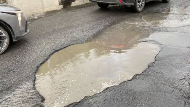 Baches camino al aeropuerto, un dolor para conductores
