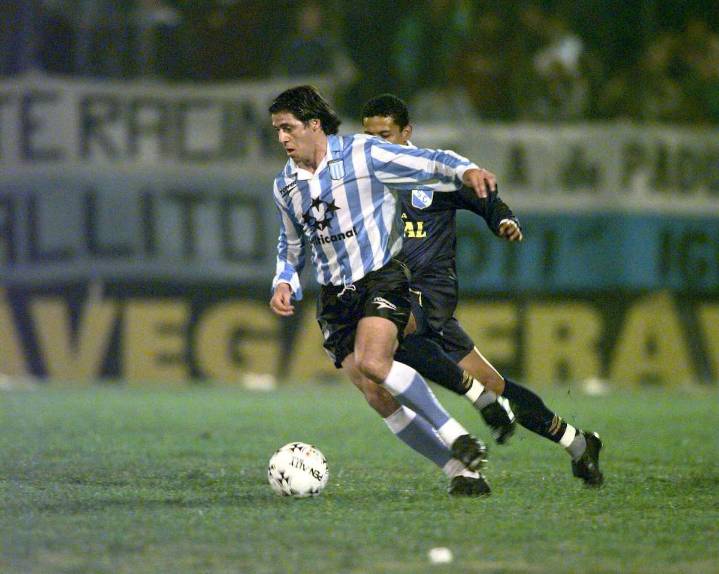 Hoy, Flamengo. Las tres semis de Racing por la Copa: la del barro en Chile, la de los jugadores presos y la del “cura barrabrava”