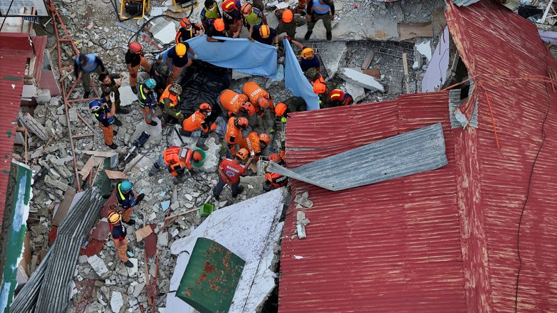 Dozens killed as powerful quake strikes central Philippines