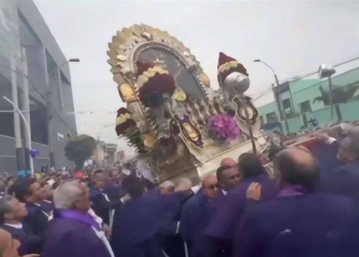 El anda del Señor de los Milagros casi cae durante su regreso al Callao tras 22 años