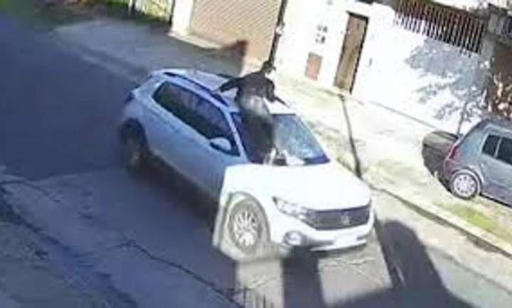 Pidieron inhabilitación de una mujer que arrastró a un joven sobre el capó de