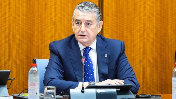 Sanz censura que Mónica García venga a Andalucía a "amenazar" sobre cribados del cáncer