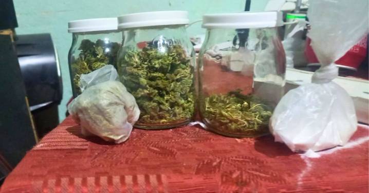 Investigaban una estafa en Roca y todo terminó en el hallazgo de drogas tras un allanamiento