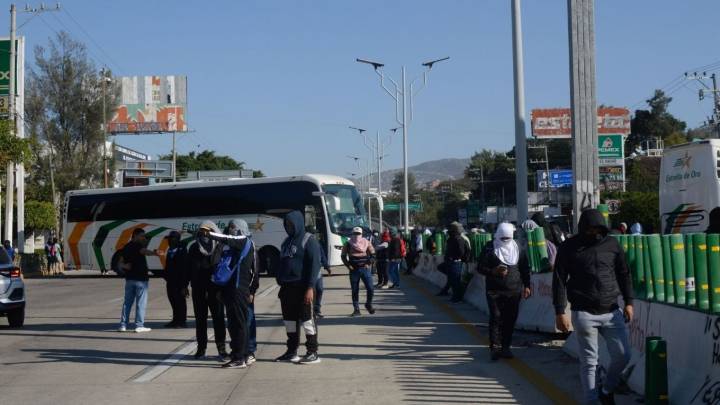 Normalistas de Ayotzinapa bloquean la Autopista del Sol en Chilpancingo; piden plazas docentes