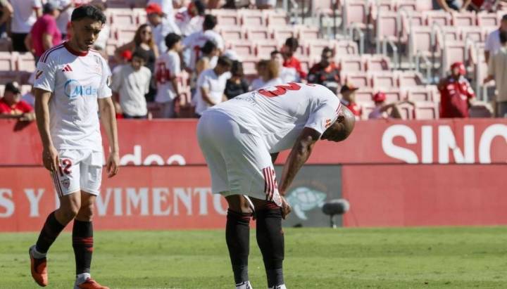 "No puede hacer lo que ha hecho": Sevilla perdió contra Mallorca y así evaluaron los hinchas a Gabriel Suazo