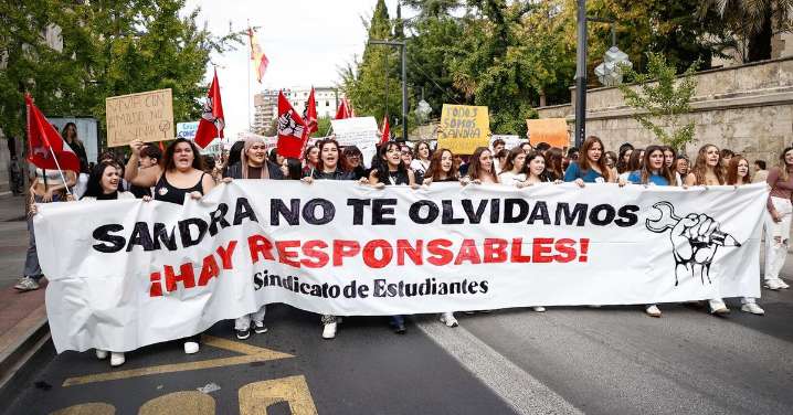 Unas 3.000 personas se manifiestan contra el acoso escolar en Granada: las imágenes