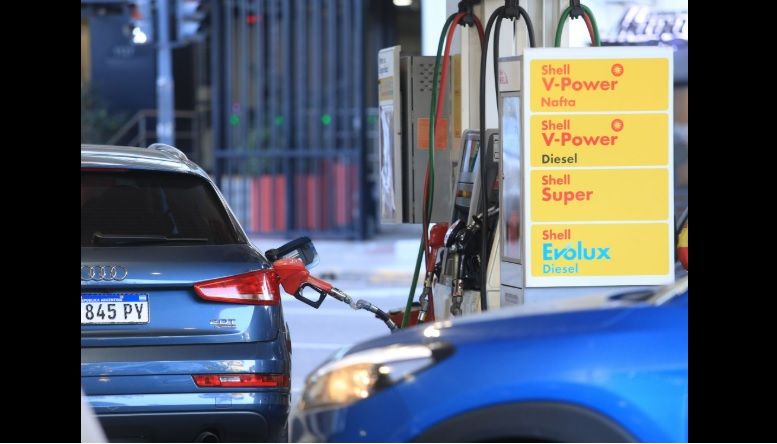 El Gobierno volvió a postergar el aumento en los impuestos a los combustibles