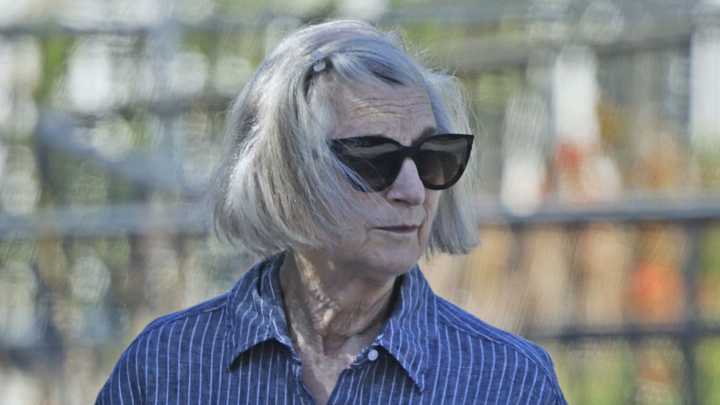 80s horror bombshell runs errands on way to professor job in LA 40 years after retiring from acting