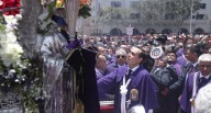 José Jerí participó en la procesión del Señor de los Milagros y cargó el anda frente a Palacio de Gobierno