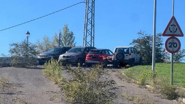 La insólita prueba del viejo enlace de La Corredoria: cuatro coches para demostrar que "es seguro y resistente"