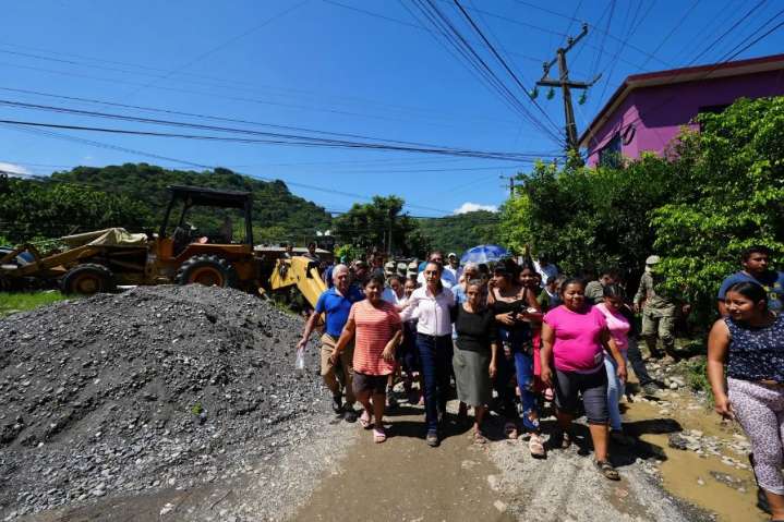Recorre Sheinbaum zonas afectadas por lluvias