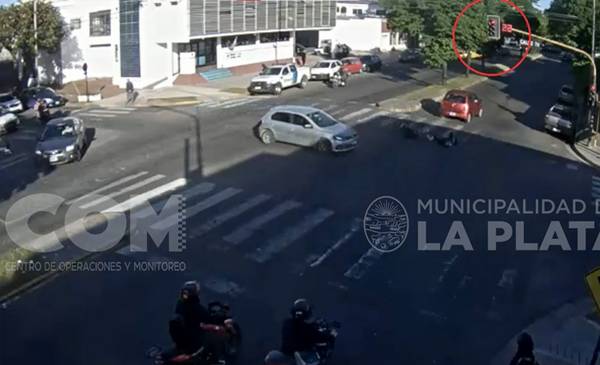 VIDEO. Un motociclista resultó herido tras un brutal choque frente a la Comisaría de Villa Elvira