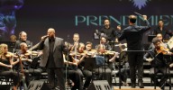 El concierto de David Barrull y la Orquesta Sinfónica de Triana en el Teatro Cervantes por los 100 años del Prendimiento, en imágenes