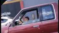 Al fin un niño sin celular… Captan a menor de edad manejando camioneta sobre bulevar López Mateos