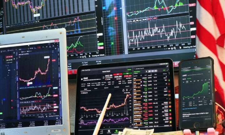 Stock markets advance for 4th day on buying in HDFC Bank, ICICI Bank