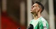 Atajó tres veces el mismo penal: la increíble secuencia que marcó el duelo entre la Roma y el Lille en la Europa League