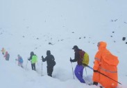 Miles de turistas atrapados en el Everest por una tormenta de nieve