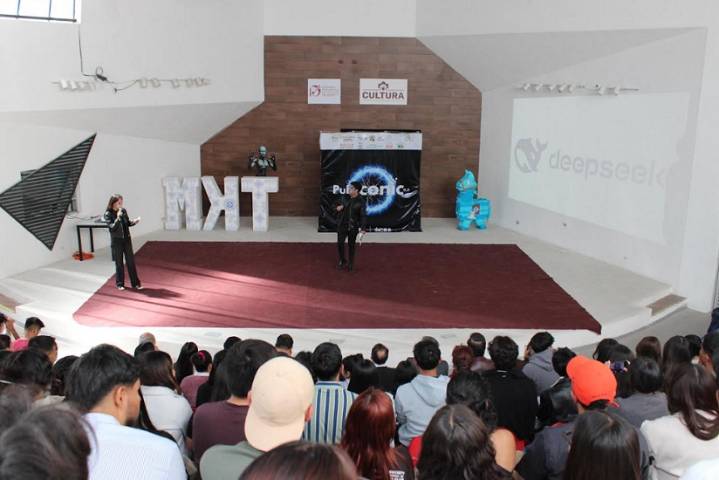 Alumnos de ICEA exploran la Inteligencia Artificial en Publiconic 11.0