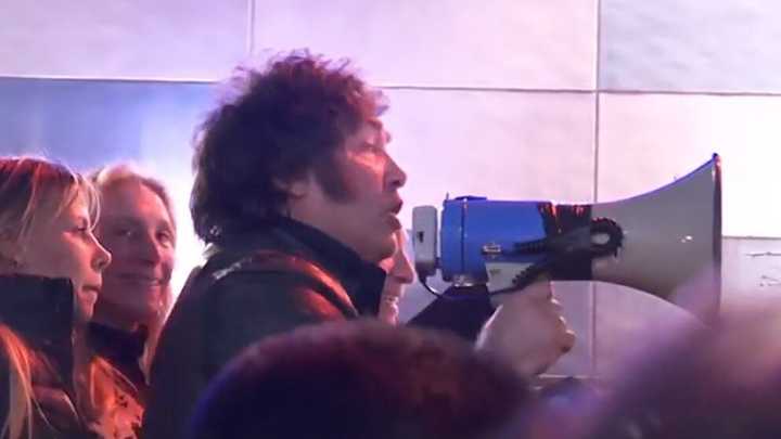 Milei encabezó un acto en Mar del Plata y pidió que “no aflojen”