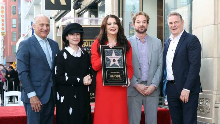 Lauren Graham Poses With 'Gilmore Girls' Costars on Hollywood Walk of Fame