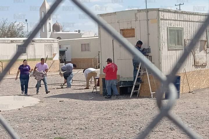 Toman clases alumnos de Secundaria Estatal 3081 a la intemperie en carpas