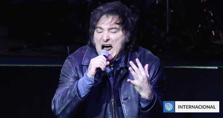 Un eufórico Milei arremete contra medios, los "kukas" y Hamás en concierto de presentación de su libro
